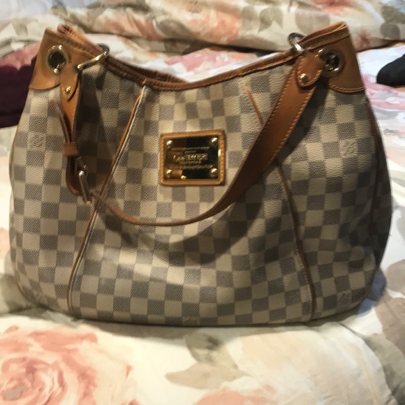 Louis Vuitton Handbags - Louie Vuitton shoulder bag white